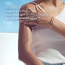 Krem nawilżający do twarzy i ciała z ochroną przeciwsłoneczną SPF 50 - Shiseido Sun Expert Protection Face and Body Lotion SPF50 — Zdjęcie N3