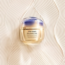 Skoncentrowany krem do skóry dojrzałej - Shiseido Vital Perfection Concentrated Supreme Cream — Zdjęcie N8