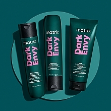 Szampon do włosów neutralizujący czerwone odcienie - Matrix Total Results Dark Envy Shampoo — Zdjęcie N5
