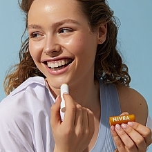 Pielęgnująca pomadka do ust SPF 30 - NIVEA Sun Protect Lip Balm SPF 30 — Zdjęcie N4