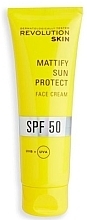 Matujący krem ​​przeciwsłoneczny do twarzy - Revolution Skin SPF 50 Mattify Sun Protect Face Cream — Zdjęcie N1