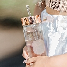 Szklana butelka na wodę z kwarcem różowym i słomką, 400 ml - Crystallove Glass Water Bottle with Pink Quartz and Straw — Zdjęcie N3