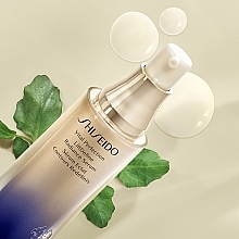 Ujędrniające serum do twarzy nadające młody wygląd - Shiseido Unisex Vital Perfection LiftDefine Radiance Serum — Zdjęcie N2