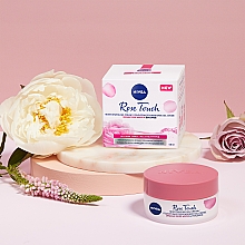 Różany krem-żel nawilżający do twarzy - NIVEA Rose Touch Moisturizing Gel Cream — Zdjęcie N2