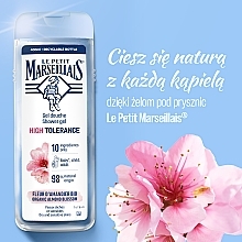 Delikatny żel pod prysznic o wysokiej tolerancji z kwiatem migdału BIO - Le Petit Marseillais High Tolerance Almond Blossom Softening Shower Gel — Zdjęcie N3