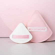 Zestaw puszków do nakładania pudru, 2 sztuki - Brushworks Triangular Pillow Puff Duo — Zdjęcie N2