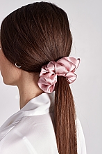 Gumka scrunchie z naturalnego jedwabiu, różowa - de Lure Scrunchie — Zdjęcie N2