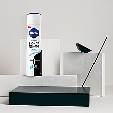 Antyperspirant w sprayu - NIVEA Black & White Invisible Pure Fashion Edition 48H Protection — Zdjęcie N3