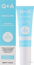 Nawilżający krem ​​​​przeciwsłoneczny do twarzy - Q+A Squalane Hydrating Daily Sunscreen SPF 50 — Zdjęcie N2