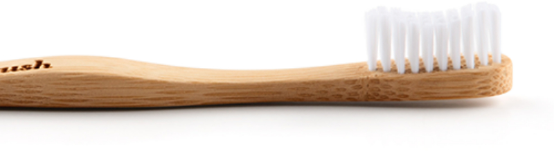 Miękka bambusowa szczoteczka do zębów, biała - The Humble Co. — Zdjęcie N4