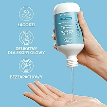 Delikatny szampon z alantoiną do wrażliwej skóry głowy - Wella Professionals Invigo Balance Senso Calm Sensitive Shampoo — Zdjęcie N3