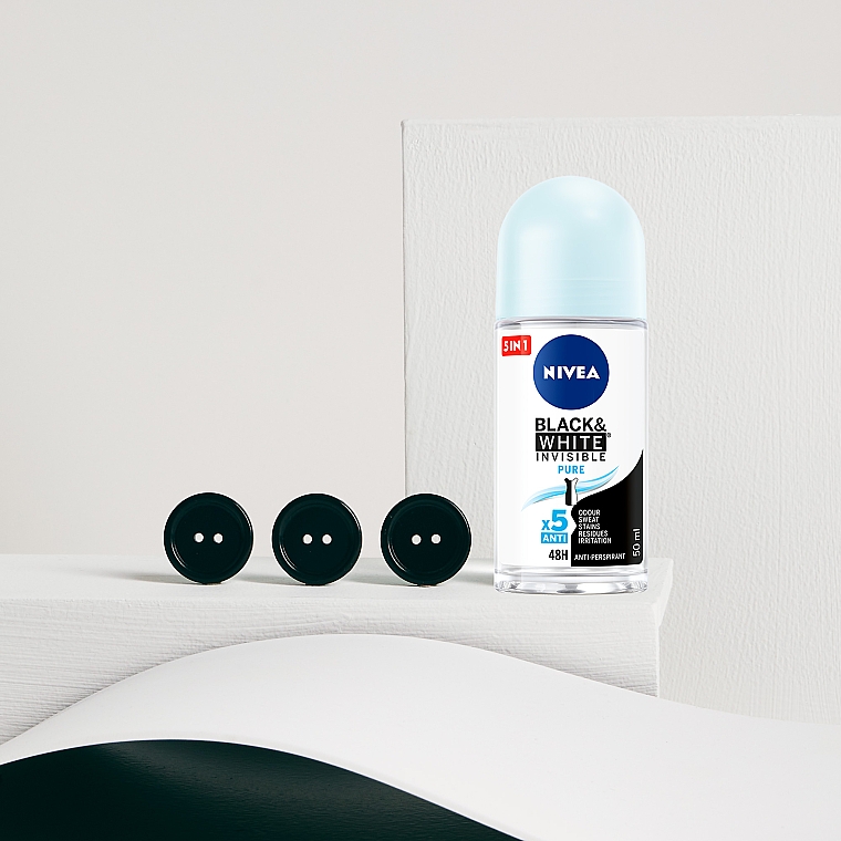 Antyperspirant w kulce - NIVEA Black & White Invisible Female Deodorant Pure Roll-On — Zdjęcie N2