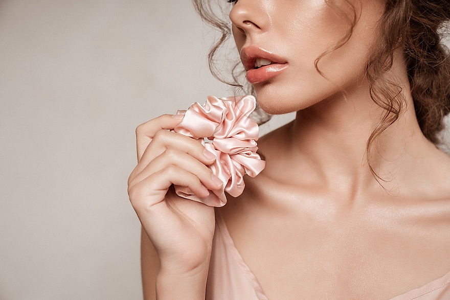 Gumka-scrunchie do włosów z naturalnego jedwabiu, pudrowy róż Largy - MAKEUP — Zdjęcie N5