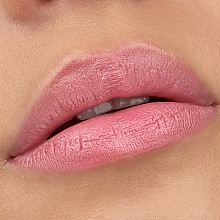 Nawilżający balsam do ust - Essence Tinted Kiss Hydrating Lip Tint — Zdjęcie N5