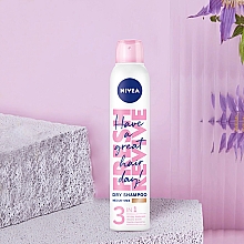 Suchy szampon do włosów o średnich tonach - NIVEA Fresh Revive Dry Shampoo Medium Tones — Zdjęcie N4