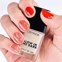 Top coat do paznokci świecący w ciemności - Catrice Glow In The Dark Effect Top Coat — Zdjęcie N5