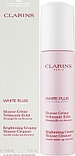 Oczyszczająca pianka rozjaśniająca koloryt skóry - Clarins White Plus Makeup Brightening Creamy Mousse Cleanser — Zdjęcie N2