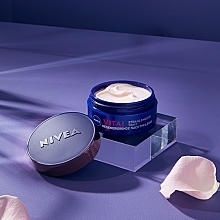 Przeciwzmarszczkowy krem na noc do cery dojrzałej - NIVEA Vital Radiant Complexion Regenerating Night Cream — Zdjęcie N4