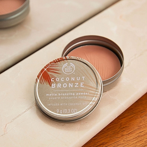 Matowy puder brązujący do twarzy - The Body Shop Coconut Bronze Matte Bronzing Powder — Zdjęcie N3