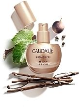 PRZECENA! Przeciwstarzeniowe serum do twarzy - Caudalie Premier Cru The Serum * — Zdjęcie N4