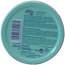 Intensywny krem do rąk z ekstraktem z rumianku - Atrix Intensive Protection Cream Limited Edition — Zdjęcie N2