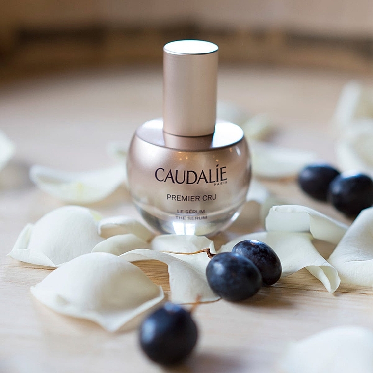 PRZECENA! Przeciwstarzeniowe serum do twarzy - Caudalie Premier Cru The Serum * — Zdjęcie N5