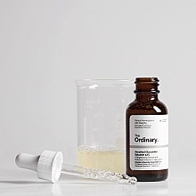 The Ordinary Ascorbyl Glucoside Solution 12% - Rozjaśniające serum do twarzy z witaminą C — Zdjęcie N5