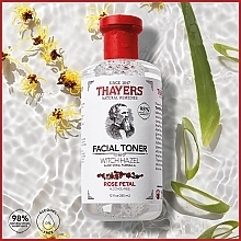 Różany bezalkoholowy tonik do twarzy z aloesem i oczarem wirginijskim - Thayers Rose Petal Witch Hazel Toner — Zdjęcie N3