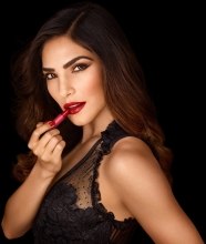 Kremowa szminka do ust - Revlon Super Lustrous Lipstick Love Is On — Zdjęcie N2