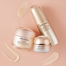 Przeciwzmarszczkowy krem pod oczy - Shiseido Benefiance ReNeuraRED Technology Wrinkle Smoothing Eye Cream — Zdjęcie N10