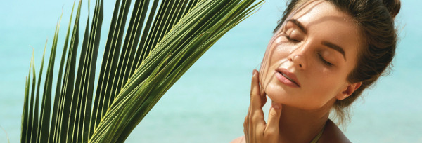 Skóra muśnięta słońcem – najlepsze kosmetyki brązujące do twarzy i ciała