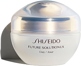 Regenerujący krem ochronny do twarzy na dzień SPF 15 - Shiseido Future Solution LX Daytime Protective Cream — Zdjęcie N1