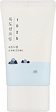 Krem przeciwsłoneczny z wodą morską - Round Lab 1025 Dokdo Sunscreen SPF 50+ PA++++ — Zdjęcie N1