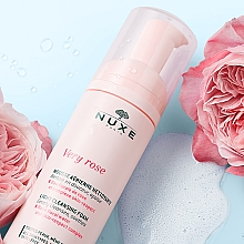 Delikatnie oczyszczająca pianka do twarzy - Nuxe Very Rose Light Cleansing Foam — Zdjęcie N2