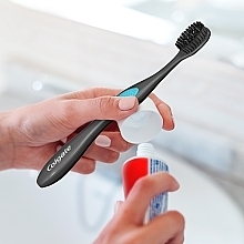 Szczoteczka do zębów z węglem aktywnym, średnia twardość, czarno-zielona - Colgate 360 Charcoal Infused Toothbrush Medium Bristles — Zdjęcie N5