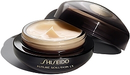 Regenerujący krem do skóry wokół oczu i ust - Shiseido Future Solution LX Eye And Lip Contour Regenerating Cream — Zdjęcie N2
