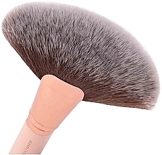 Kup Pędzel do rozświetlacza, E210, nude - Luvia Cosmetics Prime Fan Brush Nude