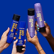 Szampon chroniący kolor włosów farbowanych - Matrix Total Results Brass Off Blue Shampoo For Brunettes — Zdjęcie N9