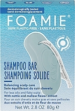 Kup Szampon do włosów z ekstraktami z kwiatów pokrzywy i malwy, w kostce - Foamie Life Balance Shampoo Bar 
