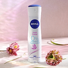 Dezodorant w sprayu - NIVEA Fresh Flower — Zdjęcie N2